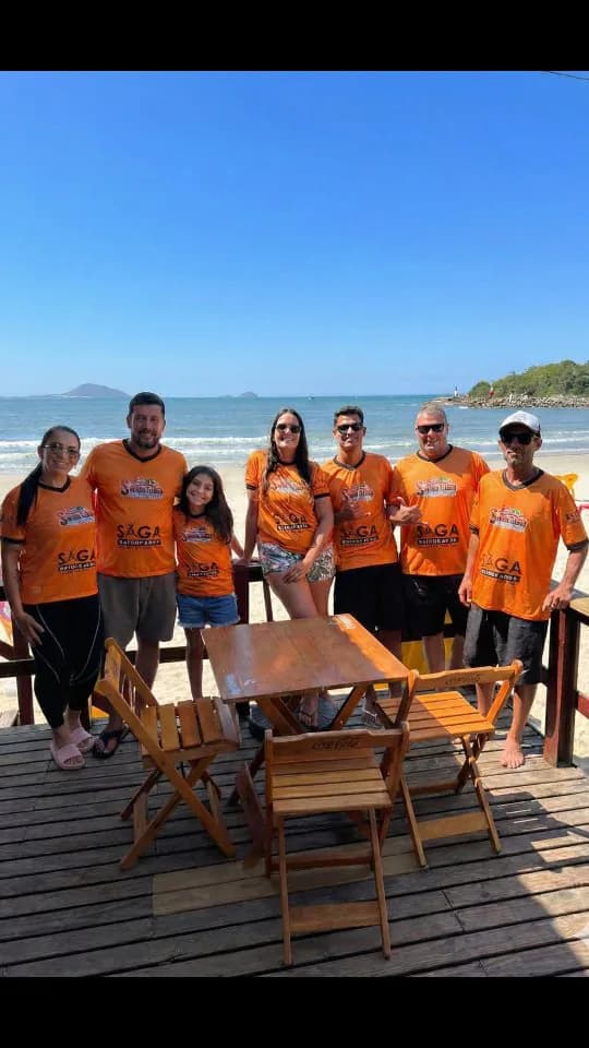 Momento especial no restaurante à beira-mar