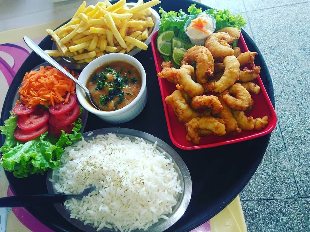 Camarão à Milanesa — Camarão à milanesa com arroz, fritas e pirão.