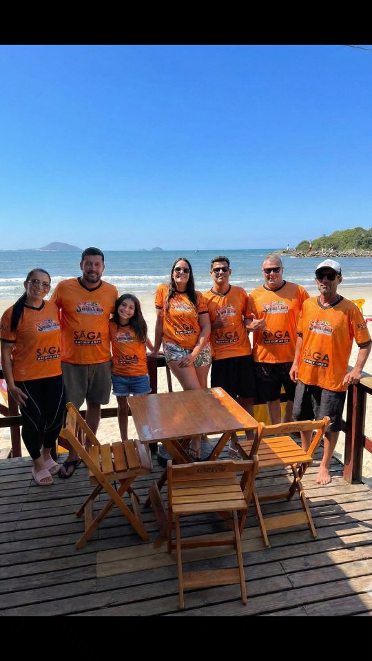 Momento especial no restaurante à beira-mar