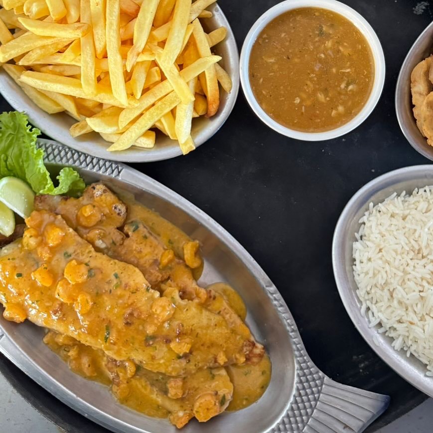Filé de Linguado Rosa ao Molho — Filé de linguado rosa ao molho de camarão ou alcaparras. Acompanha arroz, fritas e pirão.